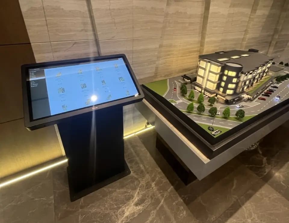 Satış ofisinde kiosk ve tablet kullanımı